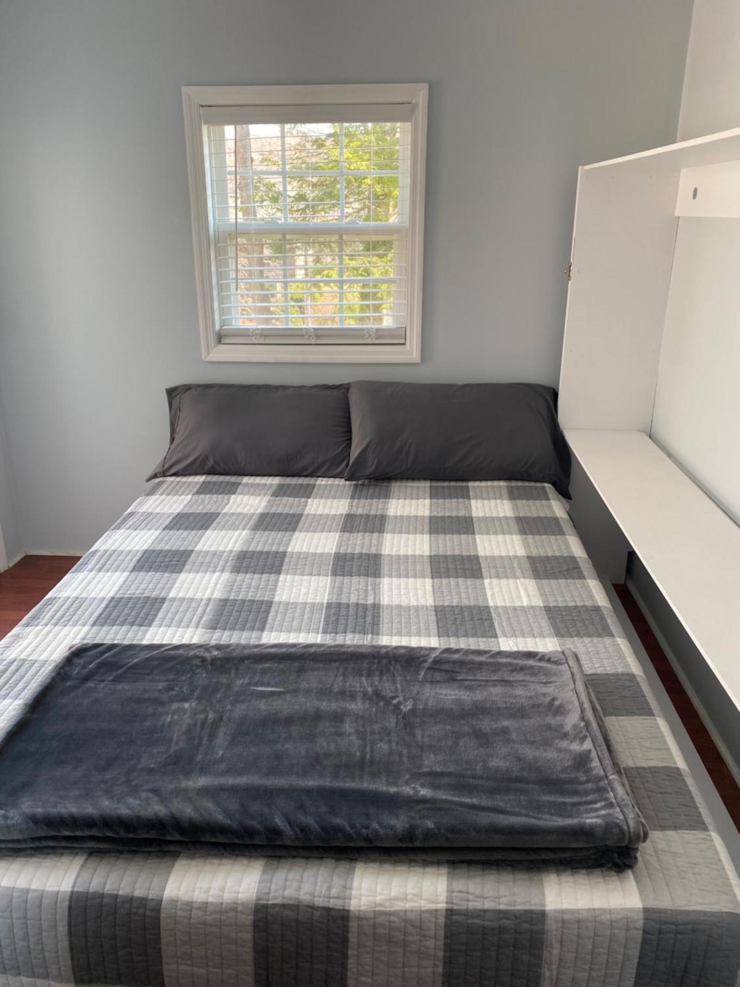 Cozy Within Walking Distance To The *